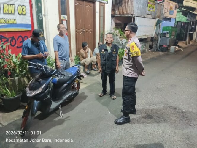 
					Sambangi Pos Siskamling RW 03 Kampung Rawa, Bhabinkamtibmas Perkuat Kewaspadaan Dini Warga