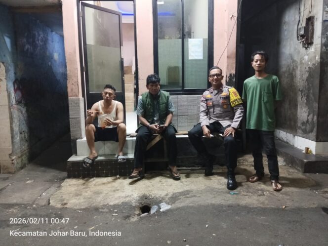 
					Kunjungan Dini Hari Bhabinkamtibmas ke Pos Siskamling RW 08 Kampung Rawa Perkuat Keamanan Lingkungan