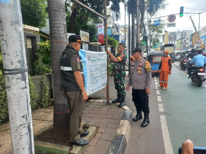 
					Tiga Pilar Kebon Kacang Gelar Pembersihan Spanduk dan Umbul-Umbul di Jalan KH Mas Mansyur