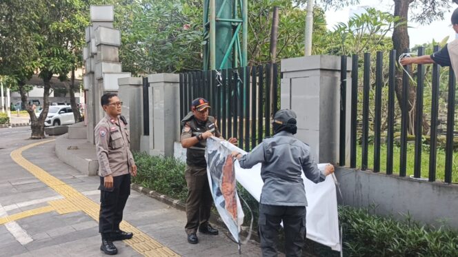 
					Aparat Gabungan Tertibkan Spanduk dan Umbul-Umbul di Wilayah Karet Tengsin