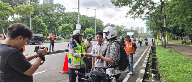 
					Lantas Jakpus Bagikan Pamflet Ops Keselamatan di Kemayoran, Pelanggar Ditegur Humanis