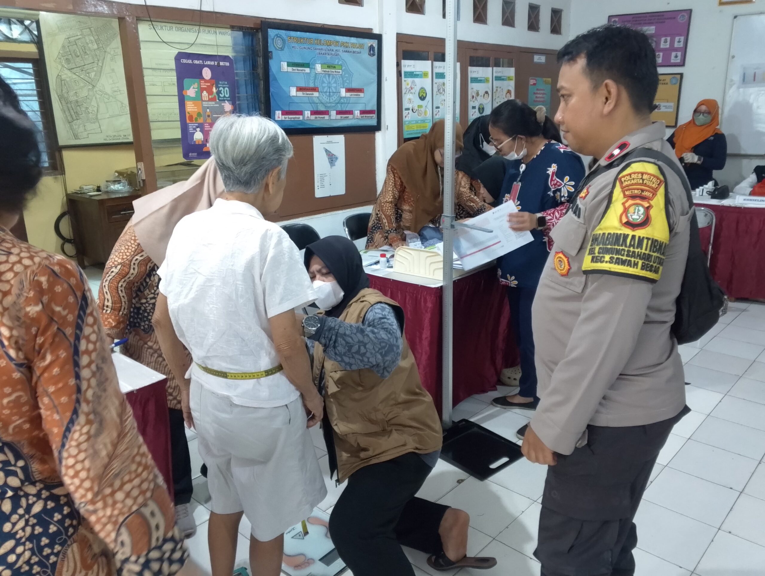 Bhabinkamtibmas Monitoring Posyandu Balita dan Poskes Lansia di Gunung Sahari Utara