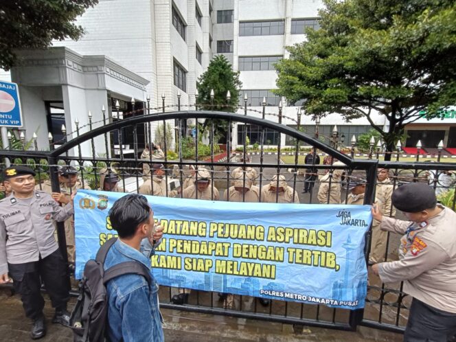 
					Spanduk Polri ” Selamat datang pejuang aspirasi, Sampaikan pendapat dengan Tertib, Kami siap melayani Anda “