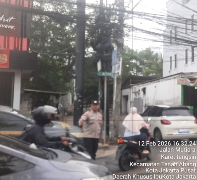
					Personel Polsek Tanah Abang Laksanakan Strong Point Sore Hari di Pertigaan Jalan Mutiara Benhil