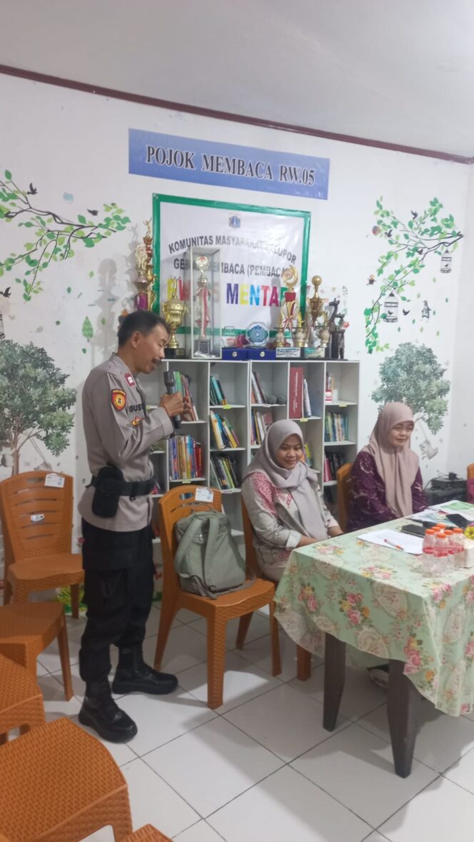 
					Polsek Senen Gelar Patroli dan Sambang Dialogis di Paseban, Antisipasi Gangguan Kamtibmas Jelang Ramadan