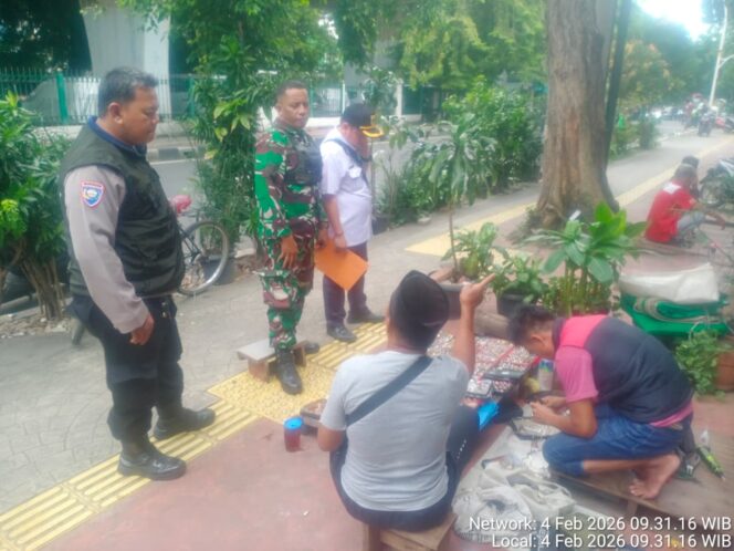 
					Polri Dampingi Penataan PKL di Karang Anyar, Trotoar Dikembalikan untuk Pejalan Kaki