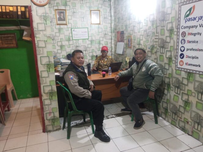 
					Bhabinkamtibmas Cek Kondisi Sembako dan Kamtibmas di PD Pasar Jaya Karang Anyar Jelang Ramadhan