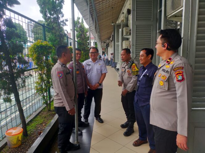 
					Bhabinkamtibmas Pasar Baru” Cek Lokasi Rencana FKPMS di SMK Negeri 1 Jakarta