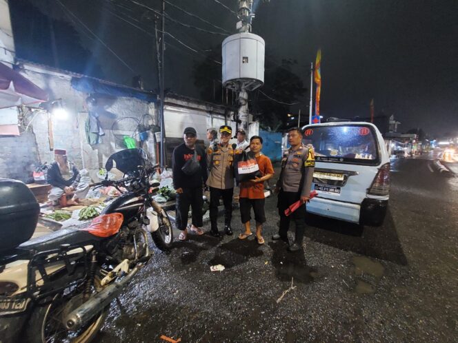
					Kapolsek Metro Tanah Abang Turun Langsung Bagikan Paket Sembako kepada Pedagang Kaki Lima Pasar Palmerah