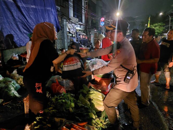 
					Kapolsek Metro Tanah Abang Turun Langsung Bagikan Paket Sembako kepada Pedagang Kaki Lima Pasar Palmerah