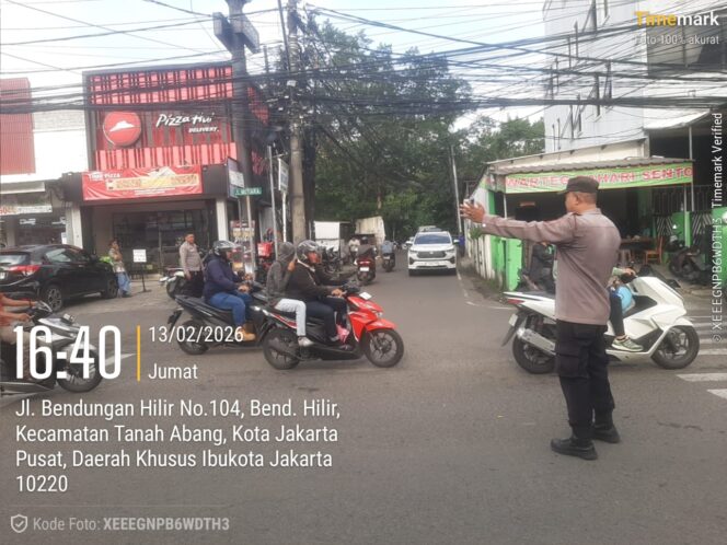 
					Personel Polsek Metro Tanah Abang Intensifkan Pengaturan Lalin Sore Hari di Pertigaan Mutiara Benhil, Situasi Aman Terkendali