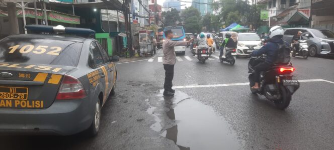 
					Personel Polsek Tanah Abang Laksanakan Pengaturan Lalu Lintas Pagi Di Pertigaan Jl. Mutiara Benhil