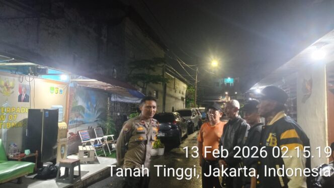
					Dini Hari, Polisi Sambangi Pos Siskamling RW 07 Tanah Tinggi untuk Pastikan Keamanan Warga