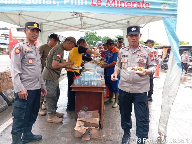 
					Polsek Senen menggelar kegiatan sosial Jumat Berkah