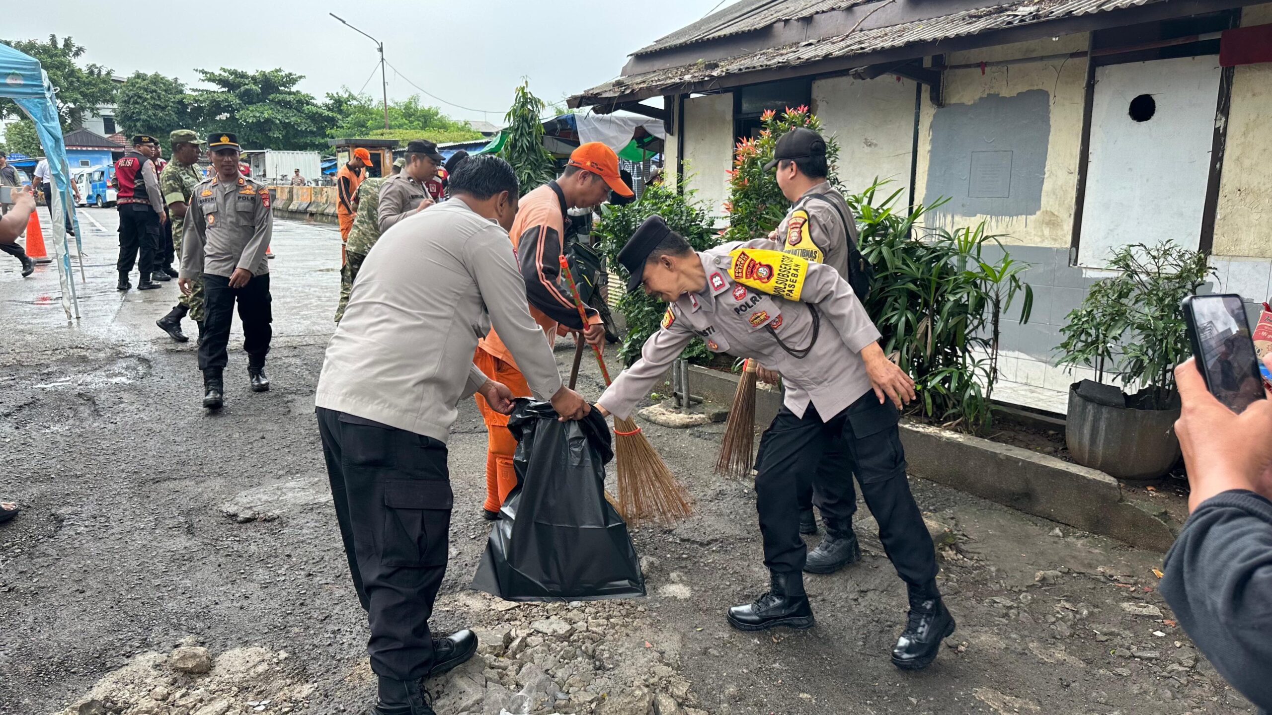 kepolisian bersama unsur tiga pilar menggelar kegiatan Korvei Jum’at Bersih