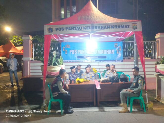 
					Kapolsek Senen Widodo Saputro bersama unsur pimpinan dan anggota melakukan pengecekan kesiapan Pos Pantau Ramadhan