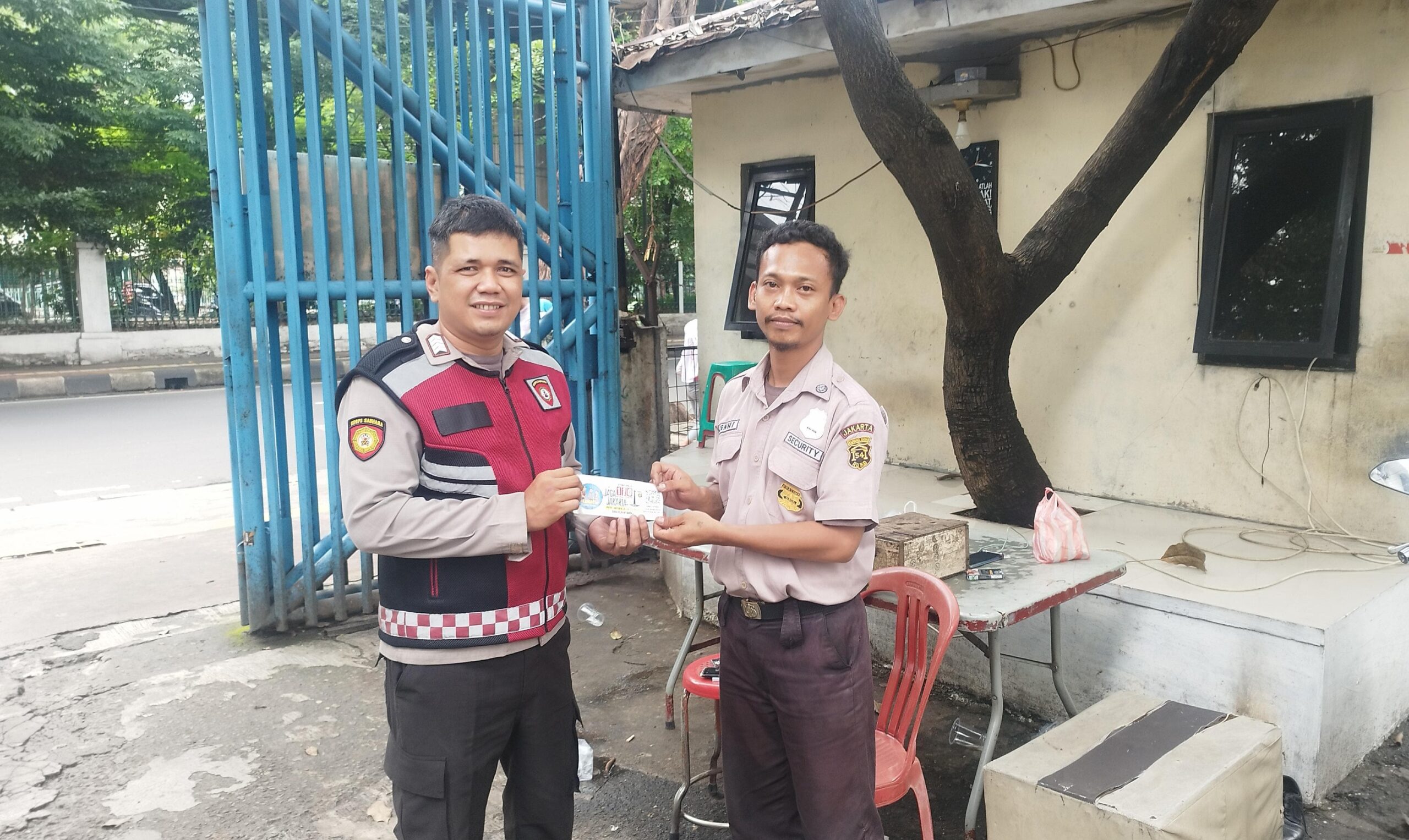 Patroli Presisi dan Sosialisasi Aduan Via Barcode Dan Layanan 110 di Jalan Karang Anyar Raya