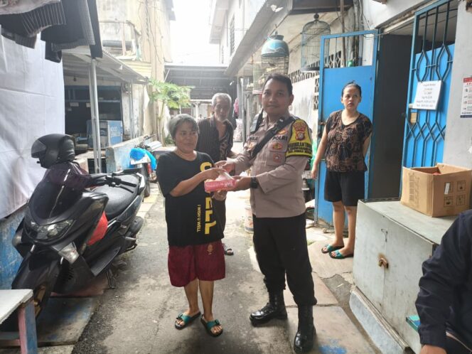 
					Jumat Berkah, Polisi Bagikan Nasi Bungkus Gratis untuk Kaum Duafa di Jalan Gunung Sahari X