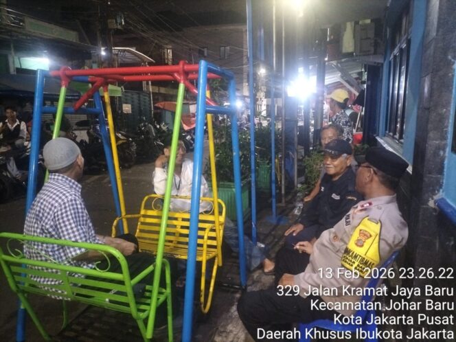 
					Pastikan Wilayah Aman, Bhabinkamtibmas Sambangi Pos Kamling RW 01 Johar Baru