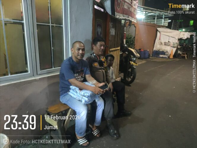 
					Bhabinkamtibmas Kebon Sirih Aktif Sambangi Satkamling, Warga Diajak Perkuat Keamanan Lingkungan