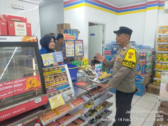
					Peduli Keamanan, Polisi Sambangi Indomaret RW 03 Galur Jelang Ramadhan