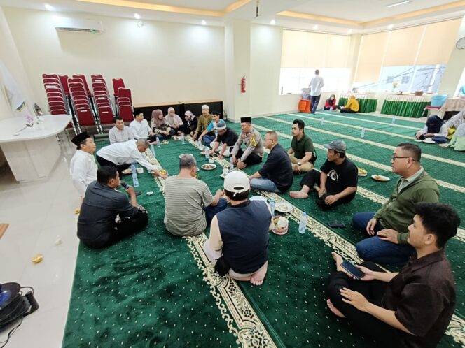 
					Bhabinkamtibmas Hadiri Rapat Penataan Anak Kali Kali Krukut di RW 09 Kebon Kacang