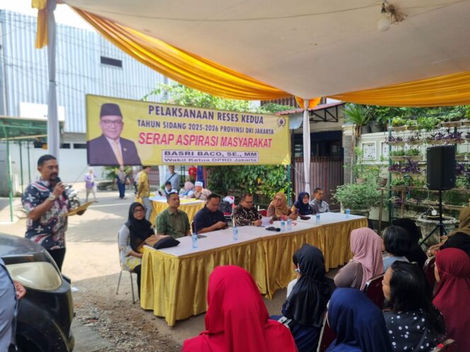 
					Bhabinkamtibmas Karet Tengsin Bersama Tiga Pilar Amankan Kegiatan Reses DPRD DKI Jakarta