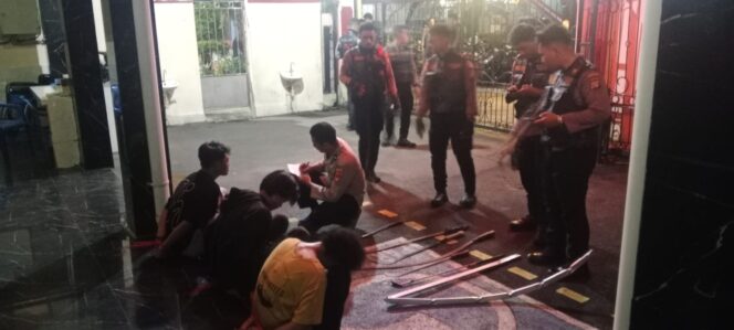 
					Polisi Amankan 3 Terduga Pelaku Tawuran di Kramat II, 5 Celurit dan Stik Golf Disita
