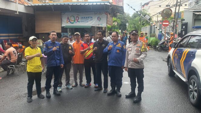 
					Polri Peduli Lingkungan Hadir Dalam Grebek Lumpur di Pasar Baru” Cegah Banjir dan Jaga Kebersihan Lingkungan