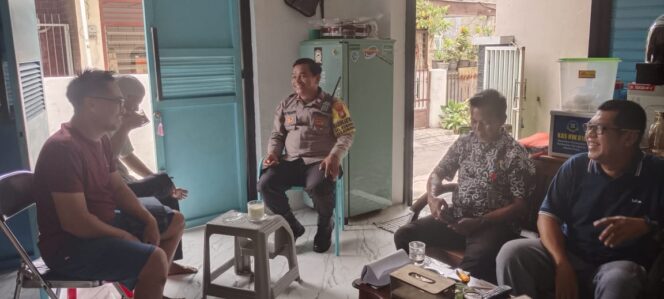 
					Mendengar Langsung Aspirasi Warga, Bhabinkamtibmas Hadir dari Pintu ke Pintu di Kemayoran