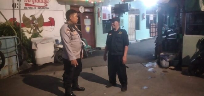 
					Polri Menyapa Malam Warga, Pos Kamling Gunung Sahari Selatan Dijaga Bersama