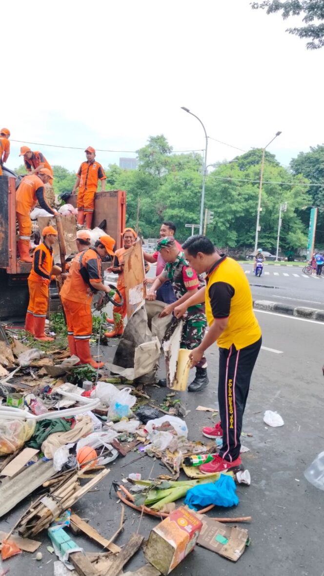 
					Kebersamaan Polri dan Warga Warnai Aksi Gerebek Lumpur di Kemayoran