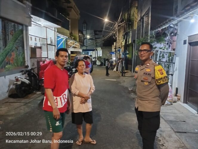 
					Cooling System Dini Hari, Bhabinkamtibmas Kampung Rawa Sambangi Warga RT 010 RW 01