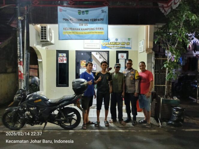 
					Jaga Wilayah Aman Jelang Ramadhan, Bhabinkamtibmas Sambangi Poskamling RW 05 Kampung Rawa