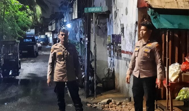 
					Polsek Metro Tanah Abang Gelar Patroli Cipta Kondisi, Antisipasi Gangguan Kamtibmas Malam Hari Hingga Dini Hari