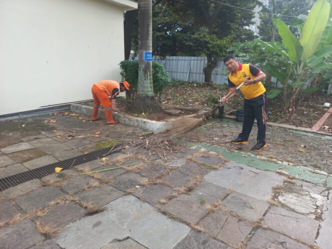 
					Bhabinkamtibmas Kebon Kacang Bersama Tiga Pilar Laksanakan Kerja Bhakti di Masjid Jami Said Naum