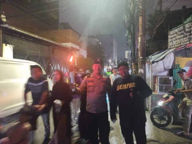 
					Bhabinkamtibmas Amankan Pawai Obor DKM Masjid Al Makmur RW 03 Kebon Kacang