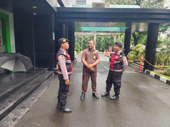 
					Polsek Senen Gelar Patroli Dialogis di Sejumlah Objek Vital, Warga Diimbau Manfaatkan Call Center Polisi