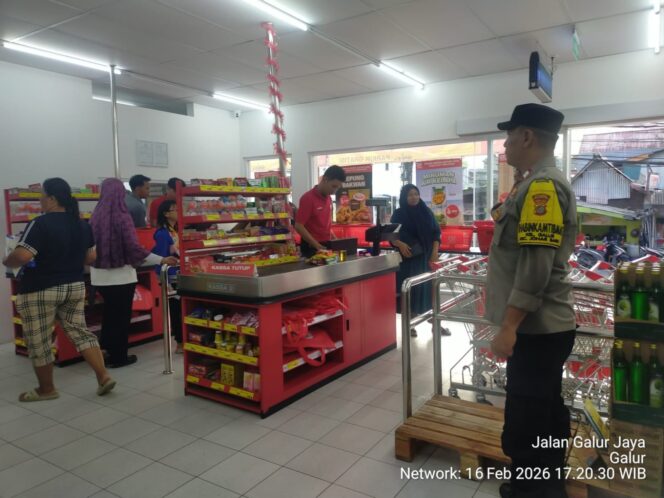 
					Pastikan Keamanan Lingkungan Usaha, Polisi Sambangi Mini Market O! Save Galur