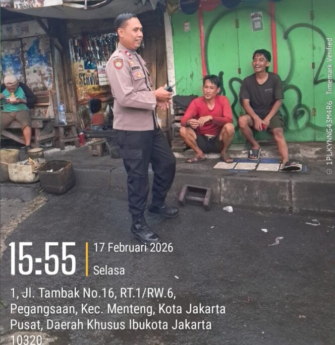 
					Patroli Dialogis Kapolsubsektor Pegangsaan Tekan Potensi Tawuran Perbatasan Manggarai