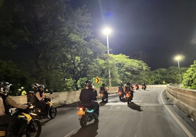 
					Satgas Anti Tawuran Ditsamapta Polda Metro Jaya Amankan 7 Pemuda dan 3 Sajam di Cilincing