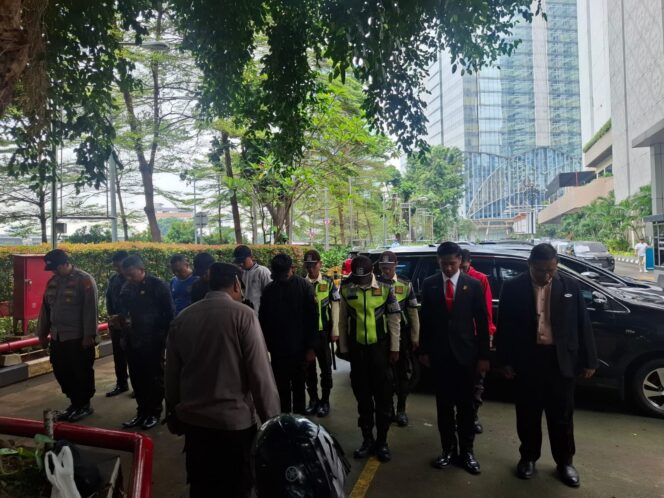 
					Polsek Metro Tanah Abang Laksanakan Apel Pelayanan Pengamanan Aksi Unjuk Rasa di Hotel Grand Sahid Jaya