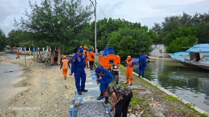 
					Ditpolairud Polda Metro Jaya Bersihkan 200 Kg Sampah di Pulau Lancang