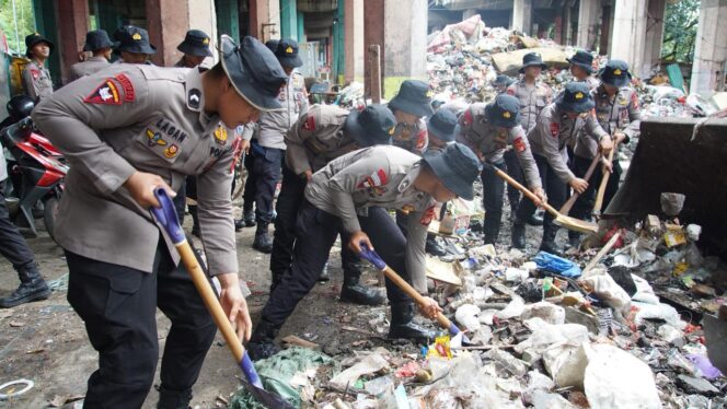 
					Gerakan “Bang Jasri” Digelar, Kapolda Metro Jaya Ajak Warga Jadikan Bersih Lingkungan sebagai Budaya