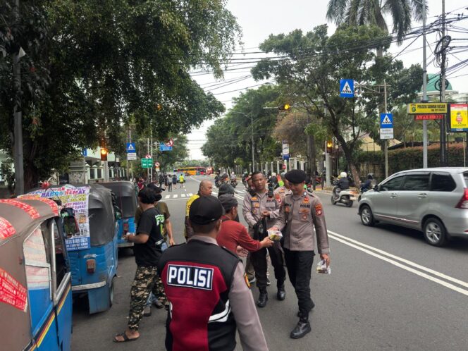 
					POLSEK SAWAH BESAR BAGIKAN TAKJIL GRATIS UNTUK WARGA DAN PENGGUNA JALAN