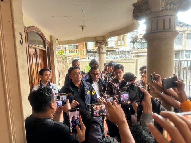 
					PENANGANAN PERKARA/PENYIDIKAN OLEH TIM PENYIDIK DITTIPIDEKSUS BARESKRIM POLRI TERHADAP DUGAAN TINDAK PIDANA PENCUCIAN UANG (TPPU) DENGAN TINDAK PIDANA ASAL (TPA) TINDAK PIDANA SECARA BERSAMA-SAMA MENAMPUNG, MEMANFAATKAN, MELAKUKAN PENGOLAHAN DAN ATAU PEMURNIAN, PENGANGKUTAN DAN PENJUALAN EMAS YANG BERASAL DARI PERTAMBANGAN TANPA IZIN (PETI