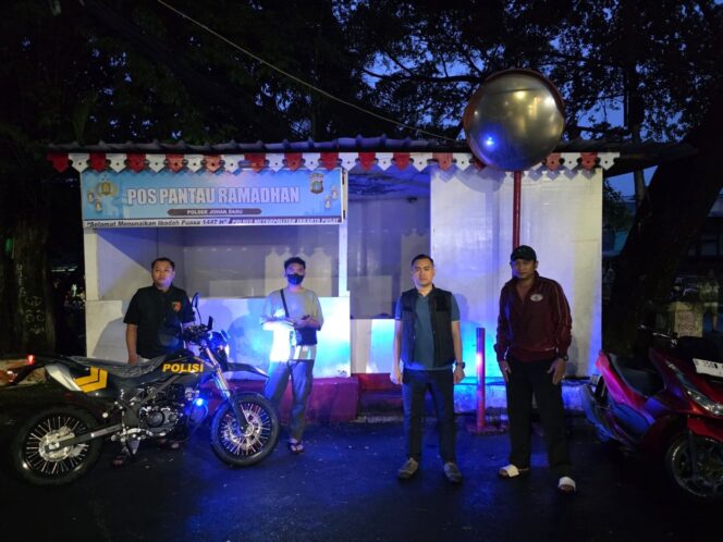 
					Tim Tindak Polsek Johar Baru Antisipasi Guantibmas Saat Bubaran Subuh, Situasi Kondusif