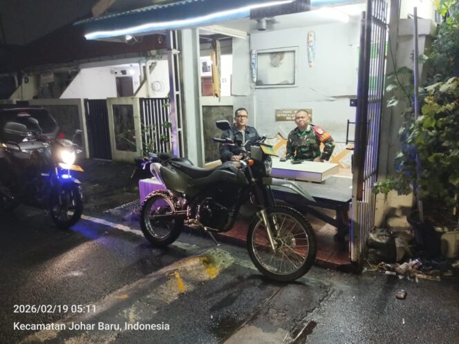 
					Bhabinkamtibmas dan Babinsa Patroli Bersama Antisipasi Gesekan Warga Usai Subuh di Kampung Rawa