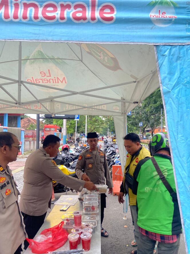 
					Kegiatan berbagi takjil kepada warga oleh personel Polsek Senen menjelang Berbuka Puasa