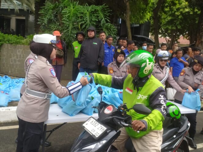 
					Jumat Peduli Polda Metro Jaya, Ojol dan PHL Terima 500 Paket Sembako